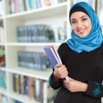 دانلود یک چراغ رامان روشن درخشان در آسمان شب عجیب و غریب و زیبا. پس زمینه ماه رمضان