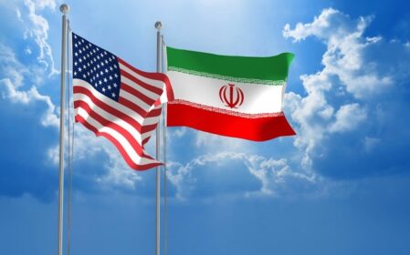 دانلود پرچم های آمریکایی و ایرانی برای مذاکرات دیپلماتیک پرواز می کنند
