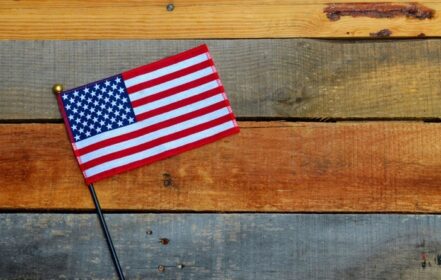 دانلود پرچم آمریکا نمایش داده شده در هیئت مدیره پالت، روز یادبود، 4 جولای