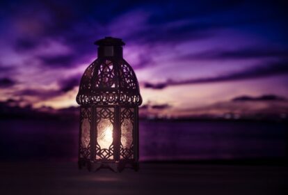 دانلود یک چراغ رامان روشن درخشان در آسمان شب عجیب و غریب و زیبا. پس زمینه ماه رمضان
