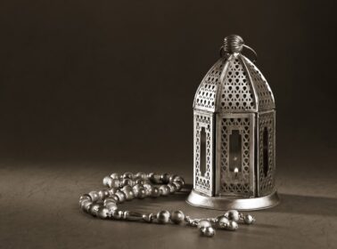 دانلود یک لامپ رمضان فلزی با دانه های گل رز اسلامی در زمینه سیاه و سفید. تصویر تک رنگ
