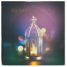 دانلود & # 39؛ رمضان کریم & # 39؛ یک کارت تبریک زیبا با عنوان انگلیسی بر روی زمینه لامپ اسلامی