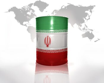 دانلود بطری با پرچم ایران در زمینه نقشه جهان