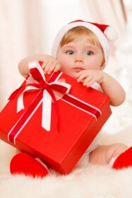 دانلود کودک سانتا یک جعبه هدیه قرمز بزرگ را نگه می دارد