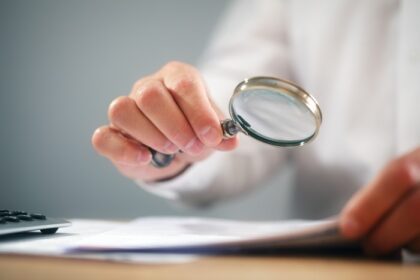دانلود کسب و کار خواندن اسناد با مفهوم شیشه ای بزرگ برای تجزیه و تحلیل یک قرارداد مالی و یا قرارداد حقوقی