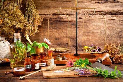 دانلود طب طبیعی باستانی، گیاهان، ویال و مقیاس بر روی زمینه های چوبی