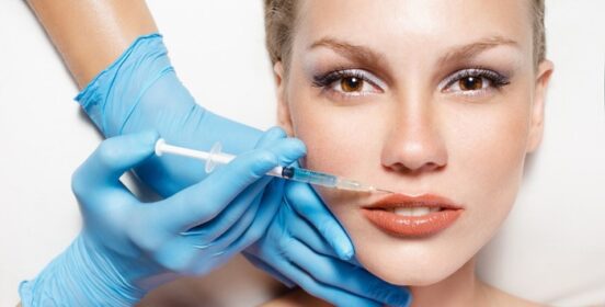 دانلود زن جذاب در جراحی پلاستیک با سرنگ در چهره اش