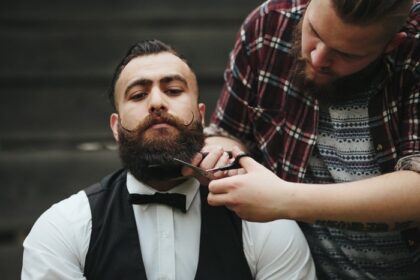 دانلود سالن آرایشگری یک مرد ریشو در خارج از منزل می کند