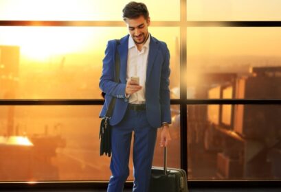 دانلود مرد کسب و کار با چمدان در سالن فرودگاه