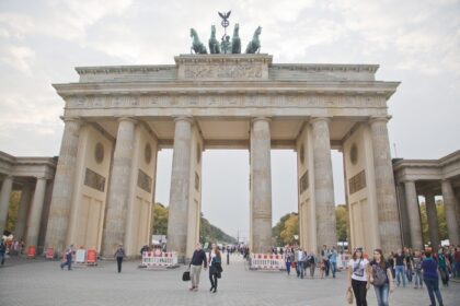 دانلود برلین، آلمان – اکتبر 03 دروازه براندنبورگ معروف ترین شهر برلین و آلمان واقع در نزدیکی Pariser Platz است. برندن