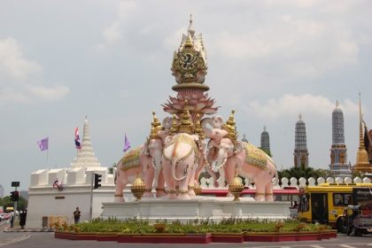 دانلود بانکوک، تایلند – 2015 مه 8 مجسمه های فیلهای سفید، نشانه ای که پادشاه با عدالت و قدرت حکومت می کند