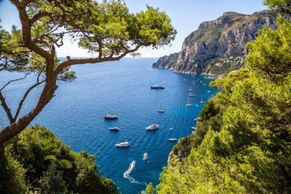 دانلود جزیره کاپری در یک روز تابستان زیبا در ایتالیا