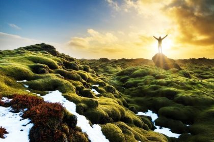 دانلود گردشگری زیبا در چشم انداز آتشفشانی شگفت انگیز الجراون در طلوع آفتاب در ایسلند قرار دارد