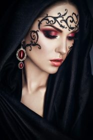 دانلود پرتره زیبایی با توری چهره هنر در ملافه سیاه با کلاه