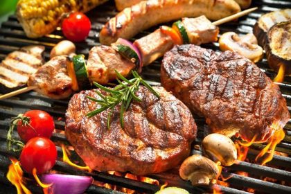 دانلود گوشت کبابی خوشمزه را با سبزیجات بیش از ذغال سنگ در کباب بریزید