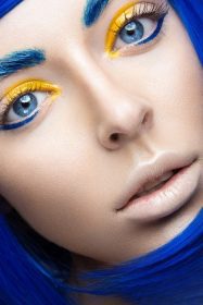 دانلود دختر زیبا در یک کلاه گیس آبی روشن در سبک cosplay و آرایش خلاق. صورت زیبایی تصویر هنری عکس گرفته شده در استودیو در یک