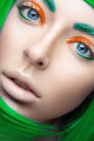 دانلود دختر زیبا در یک کلاه گیس سبز روشن در سبک cosplay و آرایش خلاق. صورت زیبایی تصویر هنری عکس گرفته شده در استودیو o