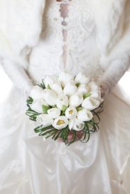 دانلود دسته گل عروسی سفید از لاله ها در دست عروس