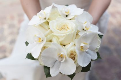 دانلود دسته گل عروسی سفید از گل سرخ و ارکیده در دست عروس