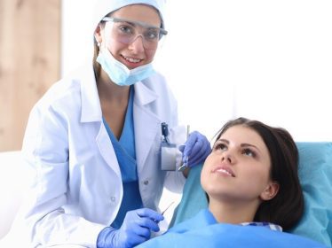 دانلود دندانپزشک زن در دندان بیمار کار می کند