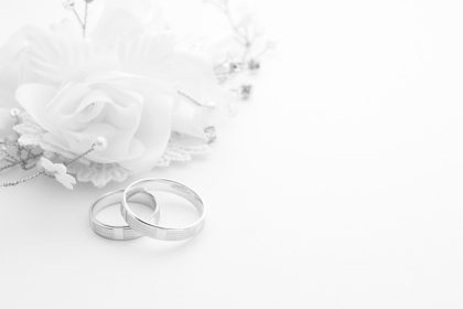 دانلود حلقه های عروسی در کارت عروسی در یک پس زمینه سفید