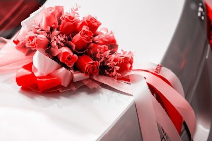 دانلود ماشین عروسی با دکوراسیون زیبا از گل رز صورتی و قرمز