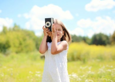 دانلود پرتره از بچه های کوچک دختر با دوربین یکپارچهسازی با سیستمعامل مقدماتی در فضای باز در روز تابستان آفتابی