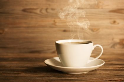 دانلود بخار کردن قهوه در لیوان سفید و سس سویا در محیط تمرکز نرم با نور محیط چشمگیر، بیش از پس زمینه های چوبی تیره