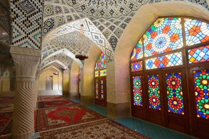 دانلود شیراز – 15 فبروری داخلی مسجد نصیرالملک (مسجد صورتی) در شیراز، ایران در تاریخ 15 آوریل 2015. این مسجد بین سال 1876 ساخته شده است