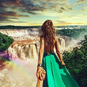 دانلود طرح تابلو دختر با چشم انداز آبشار