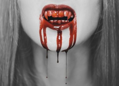 دانلود زن خون آشام شبح مانند، نزدیک دهان با دندان ها در خون قرمز. هالووین یا تم ترسناک. تصویر سیاه و سفید با عناصر قرمز