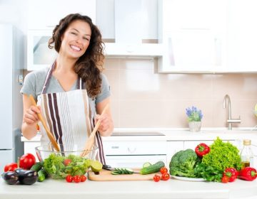 دانلود زن جوان آشپزی در آشپزخانه. غذای سالم – سالاد سبزیجات. رژیم غذایی. مفهوم رژیم غذایی. شیوه زندگی سالم پخت و پز در خانه آماده سازی غذا