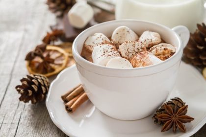 دانلود شکلات داغ با marshmallows در فنجان سفید، پس زمینه روستایی، فضای کپی