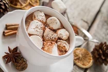 دانلود شکلات داغ با marshmallows در فنجان سفید، پس زمینه روستایی، فضای کپی
