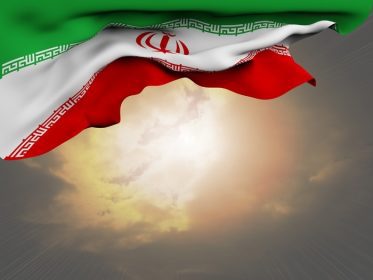دانلود پرچم ایران در حال تکان دادن و لرزیدن بر روی آفتاب های دیدنی از طریق پس زمینه ابرها