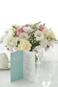 دانلود کارت منو با گل های زیبا بر روی میز در روز عروسی