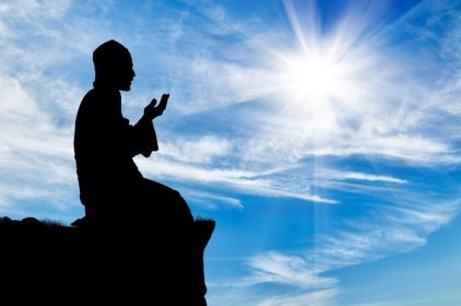 دانلود دین اسلام Silhouette مرد دعا در بالای یک پس زمینه آسمان ابری