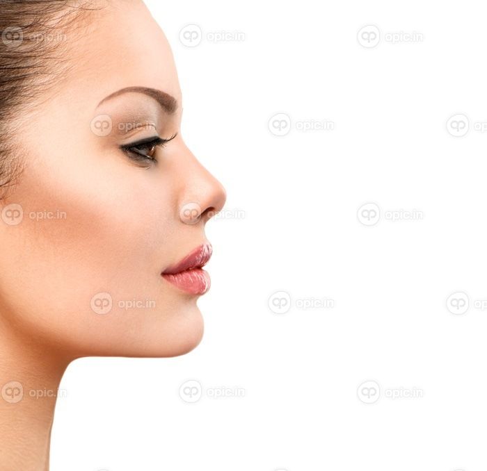 دانلود نما زیبا زن جوان با پوست تازه پاک پاک کردن جدا شده بر روی سفید. پرتره زیبایی ب