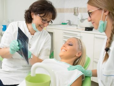 دانلود دختر داشتن دندان ها را در دندانپزشکان بررسی می کند