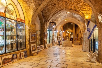 دانلود ایسلام، اسرائیل – 2015 ژانویه 16 مغازه هدیه مغازه در گذرگاه طاقچه باستانی در قدیمی شهر اورشلیم – یکی از
