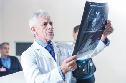 دانلود دکتر متخصص تجزیه و تحلیل اشعه ایکس در بیمارستان