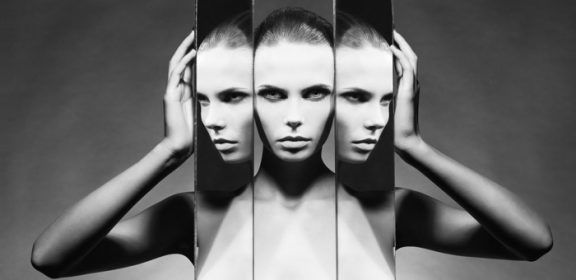 دانلود استودیوی مد پرتره زن زیبا براق و آینه در پس زمینه سیاه و سفید