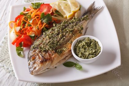 دانلود ماهی دوردو کبابی با سالاد پاستو و سبزی نزدیک در یک صفحه. افقی