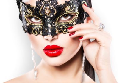 دانلود مدل زن زیبایی پوشیدن ماسک کارناوال masquerade venetian در حزب، بیش از پس زمینه سفید. کریسمس و نه