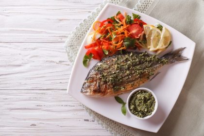 دانلود ماهی دوردو کبابی با سالاد پاستو و سبزیجات در یک صفحه. نمای افقی بالا
