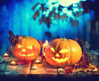 دانلود هالووین کدو هواپیما جک چراغ با شمع های سوختن. طراحی هنری تعطیلات هالووین، جشن. کدو تنبل هالووین حک شده با سوختن