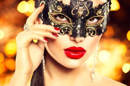 دانلود مدل زن زیبایی پوشیدن ماسک کارناوال masquerade venetian در حزب، بیش از تعطیلات تاریک