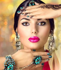 دانلود زیبا مد هند زن پرتره با لوازم جانبی شرقی – گوشواره، دستبند و حلقه ها. هندی