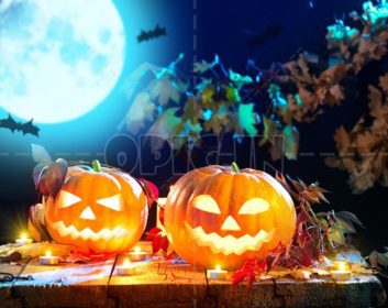 دانلود هالووین کدو هواپیما جک چراغ با شمع های سوختن. طراحی هنری تعطیلات هالووین، جشن. کدو تنبل هالووین حک شده با سوختگی