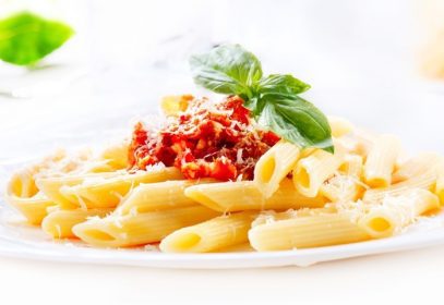 دانلود ماکارونی پونه ماکارونی با سس بولونی ، پنیر پارمزان و ریحان. غذاهای ایتالیایی. غذای مدیترانه ای